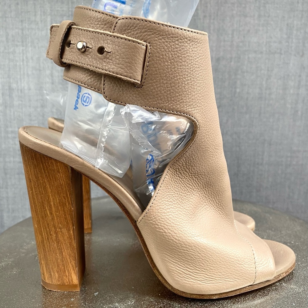 VINCE Vero Cuoio Leather Wood Block Heels Neutral Tan Nude Size 6.5 Quiet Luxury
